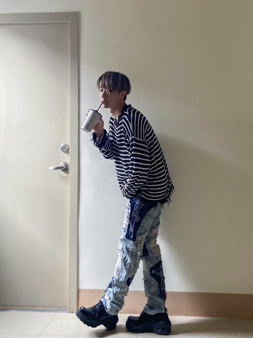 ブラック系のシューズを着用したメンズの春コーディネートの1枚目の写真