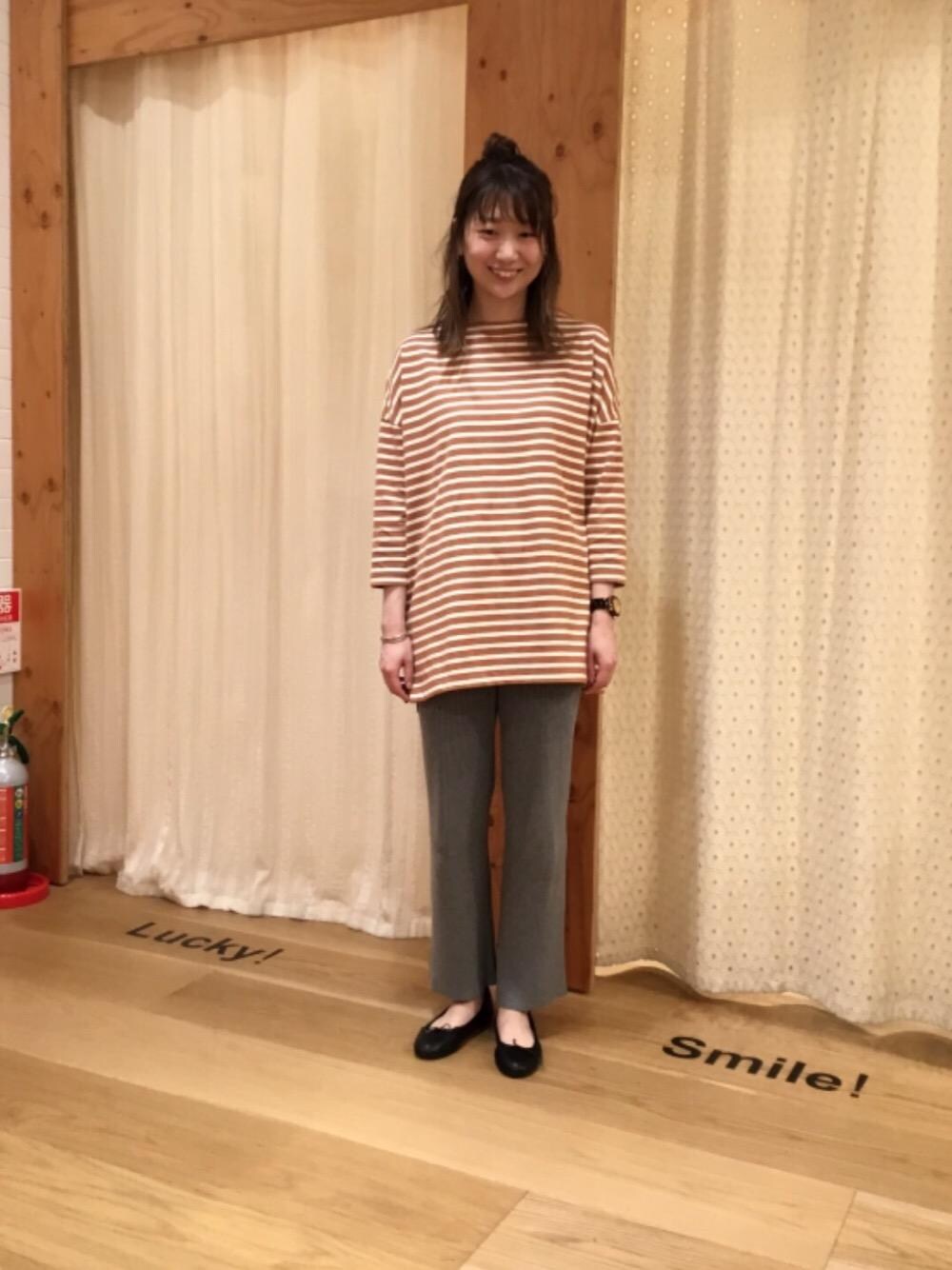 グレー系のその他パンツ、ブラウン系のチュニックを着用したレディースの夏コーディネートの1枚目の写真