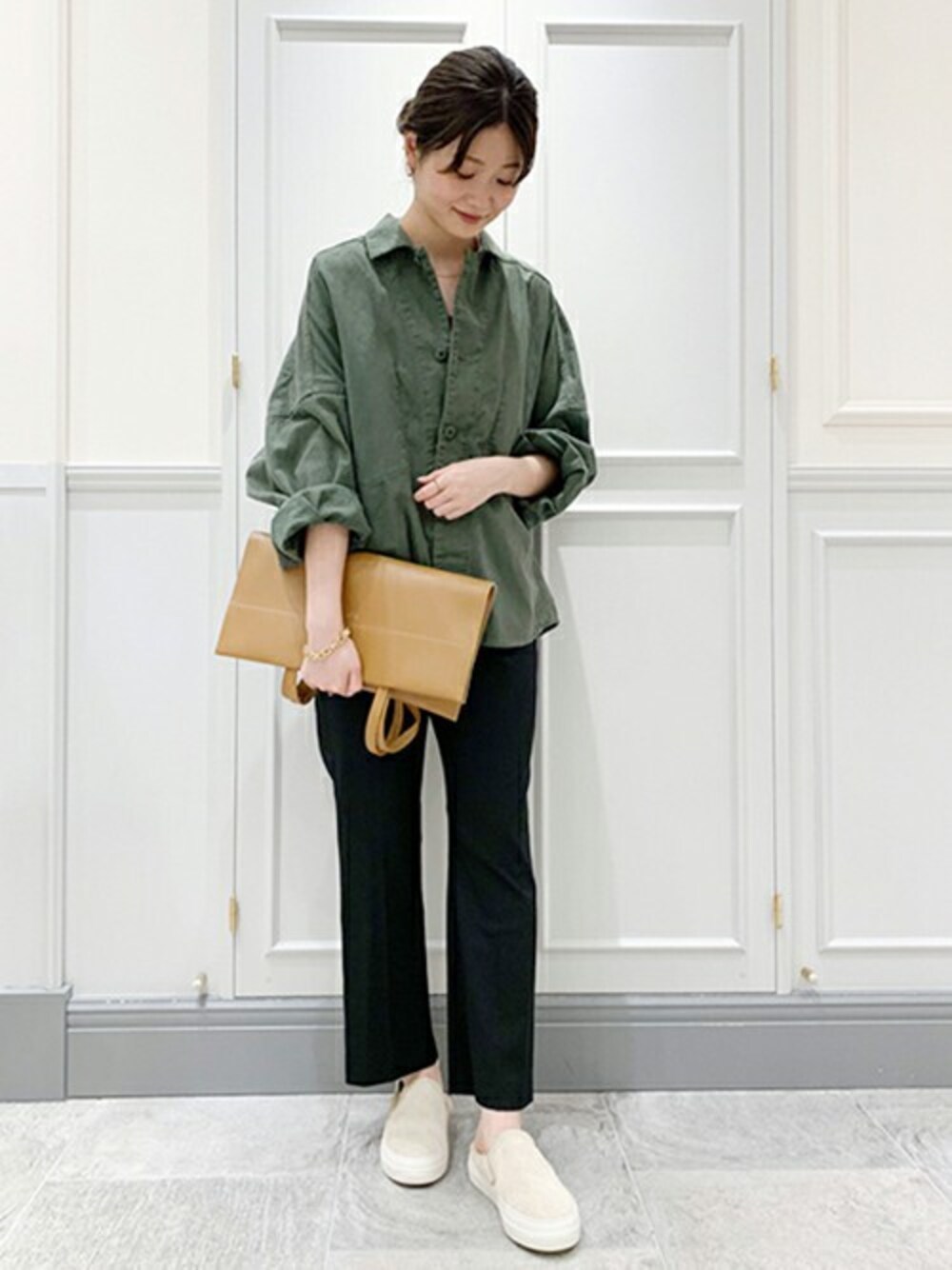 グリーン系のシャツ/ブラウス、ブラック系のその他パンツを着用したレディースの秋コーディネートの1枚目の写真