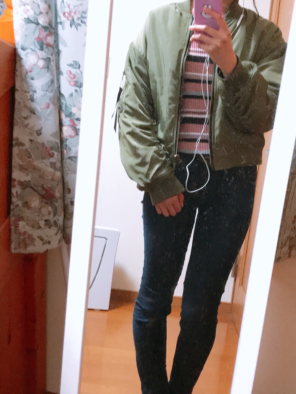 「RETRO GIRLのアイテム（MA-1、グリーン系）」を使った、maaaさん（レディース・162cm）の春コーディネートの1枚目の写真