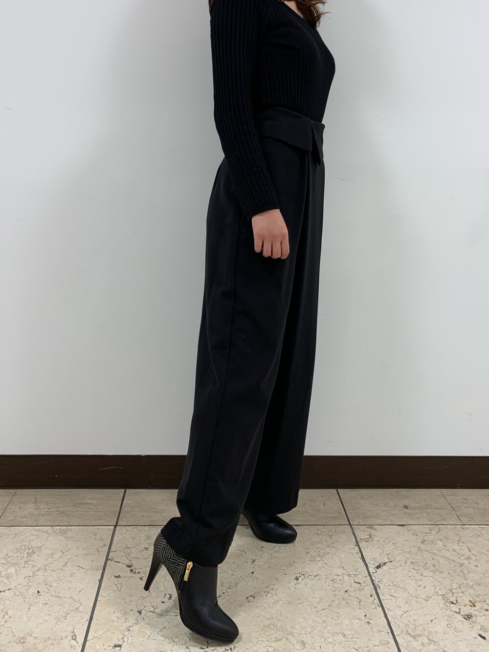 ブラック系のその他パンツ、ブラック系のブーツを着用したレディースの秋コーディネートの1枚目の写真