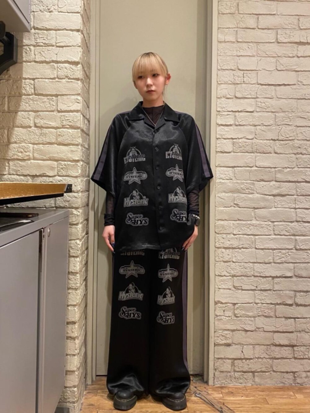 「セットアップ、春コーデ、ラフコーデ、ヒステリックグラマー、HYSTERIC GLAMOUR、シャツ 」｜「HYSTERIC GLAMOURのWOMAN ON SKULL PICKネックレス（ネックレス、シルバー系）」を使った、minonminyonさん（レディース・159cm）の春コーディネートの1枚目の写真