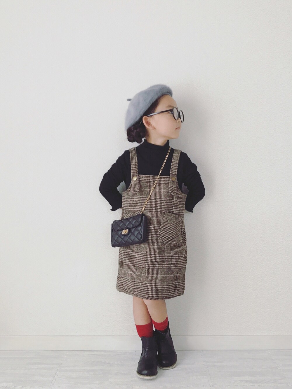 「秋のコーデ、サロペット、グレンチェック、リブニット、韓国子供服、タートルネック、ブーツ、ベレー帽、キッズコーデ、女の子」｜「韓国子供服のアイテム（ニット/セーター、ブラック系）」を使った、Ⓜ︎さん（キッズ・100cm）の秋コーディネートの1枚目の写真