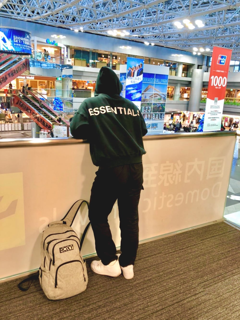 「ブラック、シンプル、カジュアル、スニーカーコーデ」｜「FOG ESSENTIALSの【FOG ESSENTIALS / フォグエッセンシャルズ】PULLOVER HOODIE 3M（パーカー、ブラック系）」を使った、大まるさん（メンズ・173cm）の春コーディネートの1枚目の写真