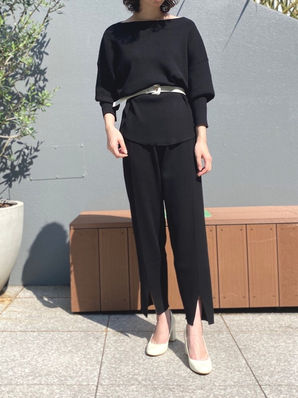 ブラック系のその他パンツ、ブラック系のTシャツ/カットソー、ホワイト系のベルトを着用したレディースの夏コーディネートの1枚目の写真