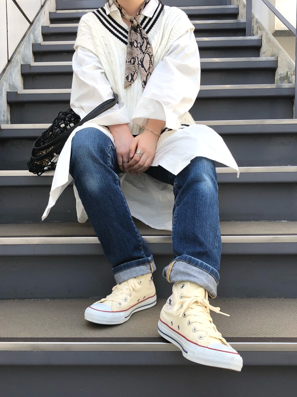 「ベスト、パイソン柄、スカーフ、コンバース、白シャツ×デニム、白シャツ、ロングシャツ、オトナカジュアル、シンプルコーデ、カジュアルコーデ」｜「UNIQLOのアイテム（デニムパンツ、その他）」を使った、いをりんさん（レディース・154cm）の春コーディネートの1枚目の写真