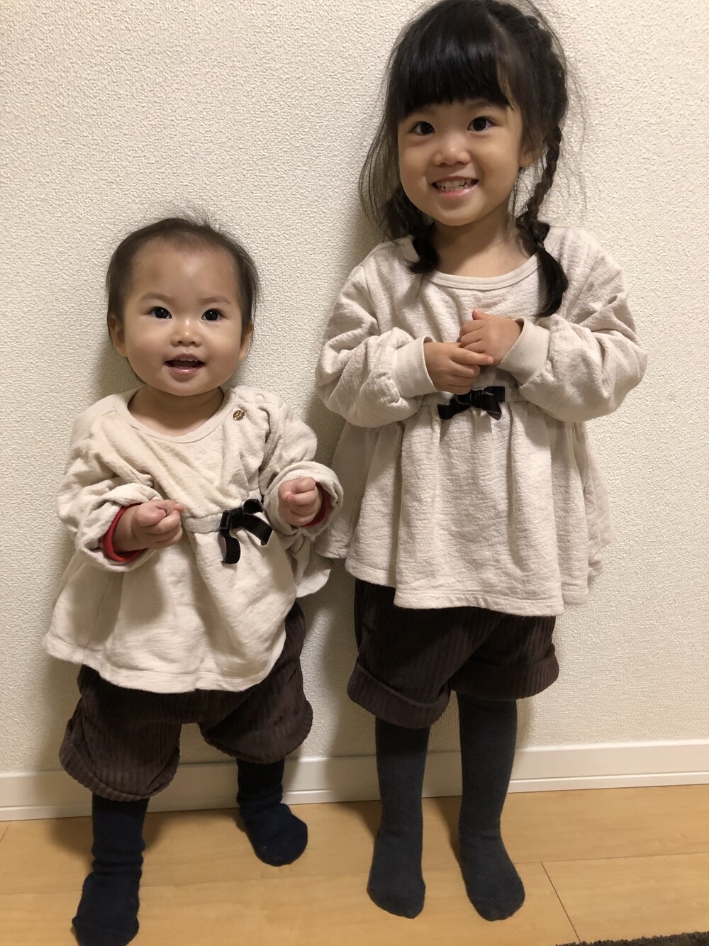 「姉妹コーデ、petit main、2歳、1歳」｜「petit mainのチュニック×ショートパンツセット（アンサンブル、ホワイト系）」を使った、mi/aaさん（キッズ・100cm）の冬コーディネートの1枚目の写真