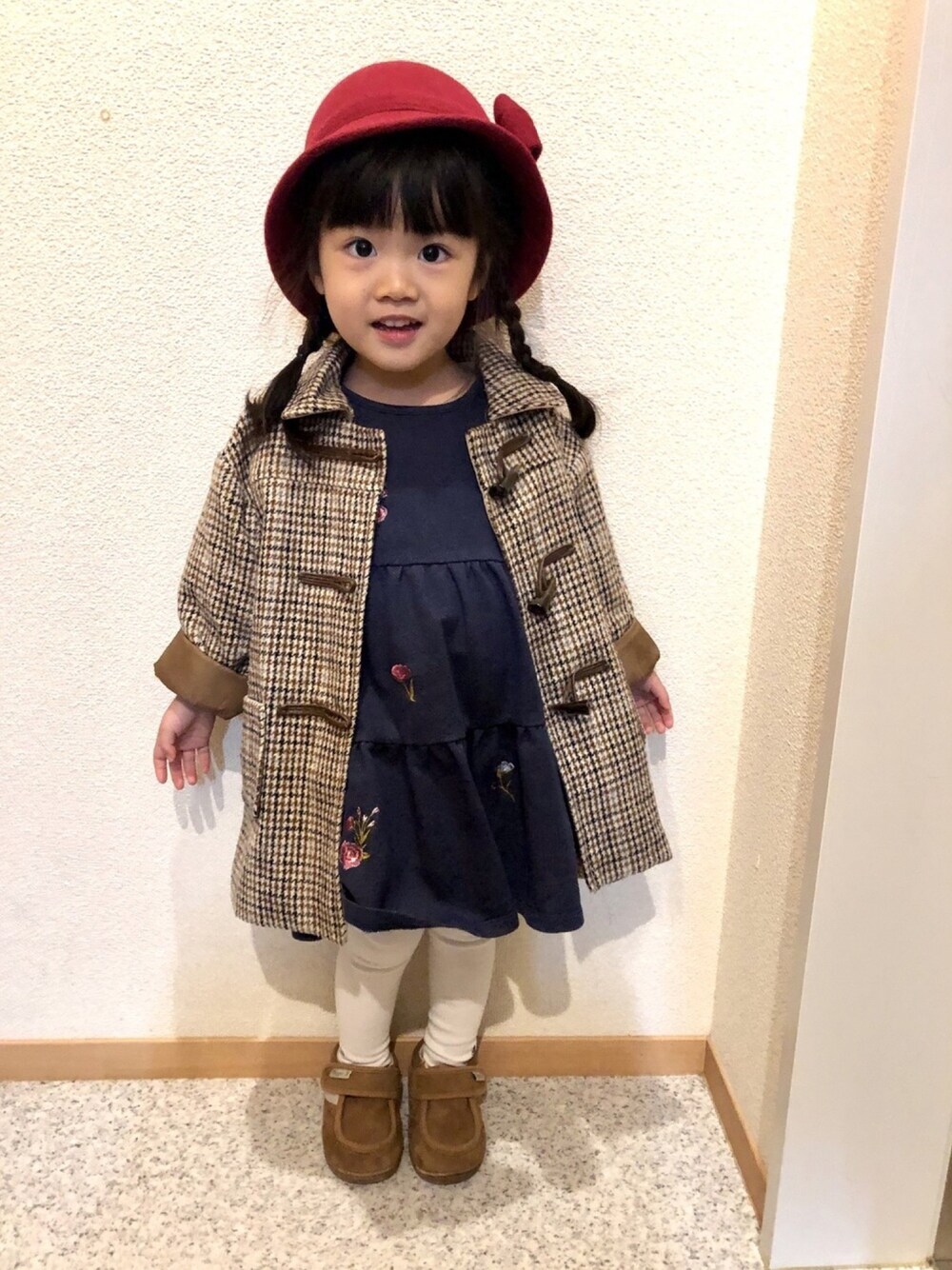 「冬アウター着回しチャレンジ、キッズコーデ、女の子コーデ、冬コーデ、チェスターコート、2歳、3歳、女の子」｜「JANIE AND JACKのアイテム（ハット、レッド系）」を使った、mi/aaさん（キッズ・90cm）の冬コーディネートの1枚目の写真