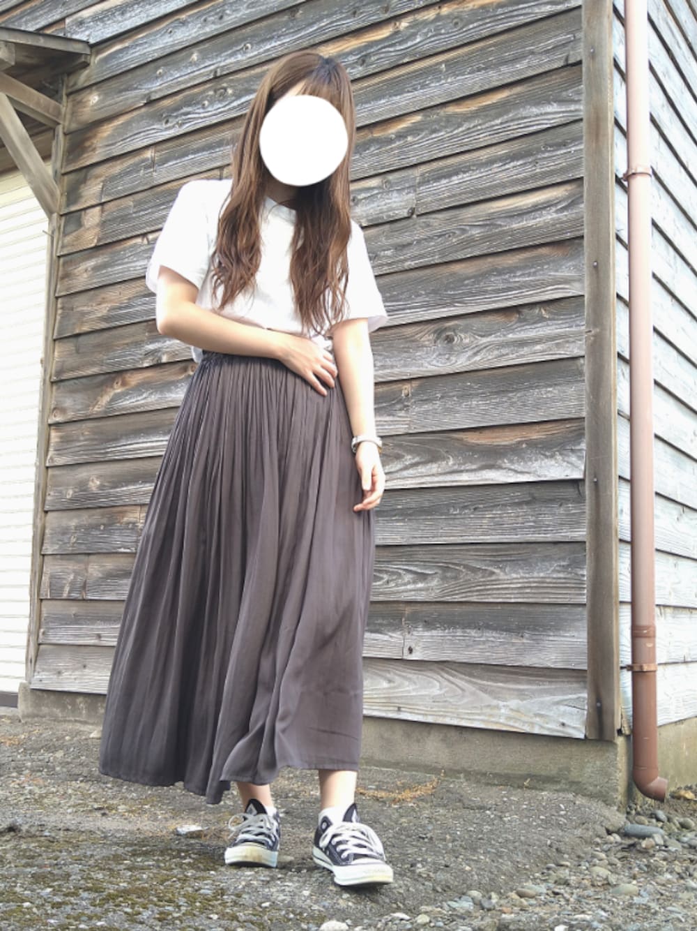 ホワイト系のTシャツ/カットソーを着用したレディースの秋コーディネートの1枚目の写真