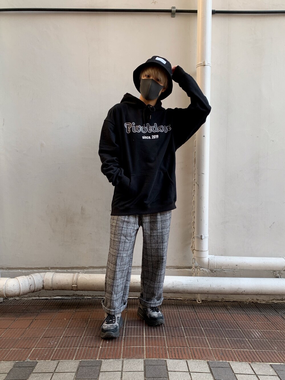 「秋コーデ、カジュアルコーデ、バケットハット、pivot_door、PIVOTDOOR、ブラックコーデ」｜「PIVOTDOORのcheck pants PD0714  ¥ 5,800（その他パンツ、グレー系）」を使った、pivotdoorlaforetさん（レディース・155cm）の秋コーディネートの1枚目の写真