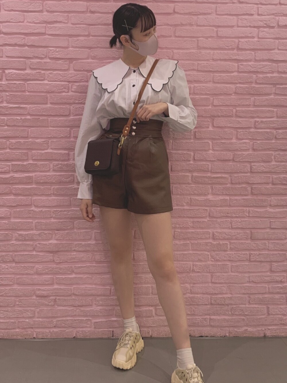 「今日のコーデ、シンプルコーデ、おしゃれさんと繋がりたい、春コーデ、PIVOTDOOR、レザー、ブラウン、ホワイト、高身長女子、デート」｜「PIVOTDOORのアイテム（パンツ、ブラウン系）」を使った、pivotdoorlaforetさん（レディース・166cm）の春コーディネートの1枚目の写真