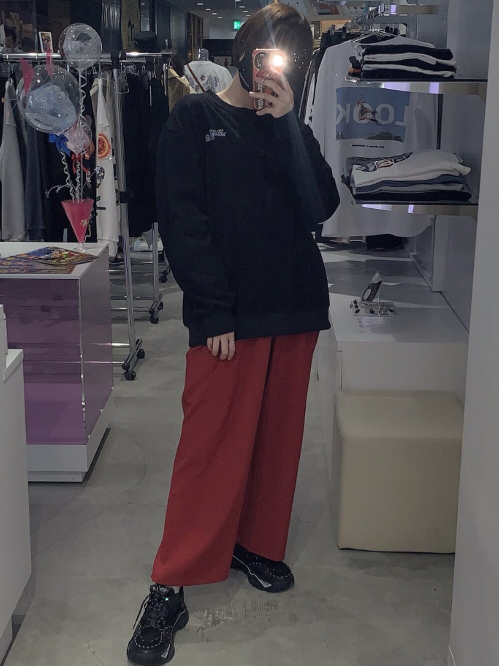 「春、カラーパンツ、モノトーン、赤、ショートヘア、ストリート、メンズライク、pivot_door、今日のコーデ」｜「PIVOTDOORのアイテム（トップス、ブラック系）」を使った、pivotdoorlaforetさん（レディース・165cm）の春コーディネートの1枚目の写真