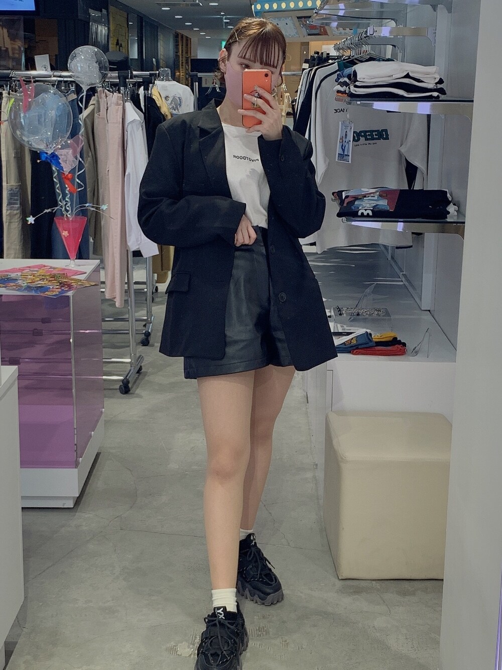 「春、ootd、シンプル、大人ガーリー、モノトーン、ブラックコーデ、GRL、pivot_door、キレイめ、レザー」｜「GRLのレザーショートパンツ（その他パンツ、ブラック系）」を使った、pivotdoorlaforetさん（レディース・165cm）の春コーディネートの1枚目の写真