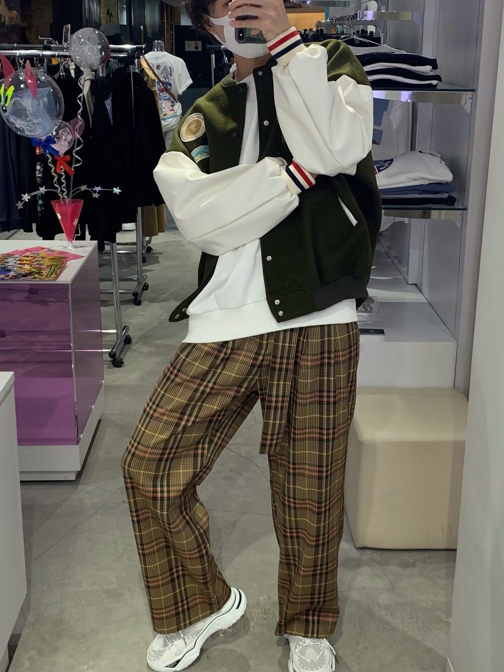 「カジュアルコーデ、休日スタイル、チェックパンツ、ダッドスニーカー、スニーカーコーデ、はるコーデ、アウター、春アウター、韓国ファッション、シンプルコーデ」｜「PIVOTDOORのアイテム（ジャケット/アウター、グリーン系）」を使った、pivotdoorlaforetさん（メンズ・178cm）の春コーディネートの1枚目の写真