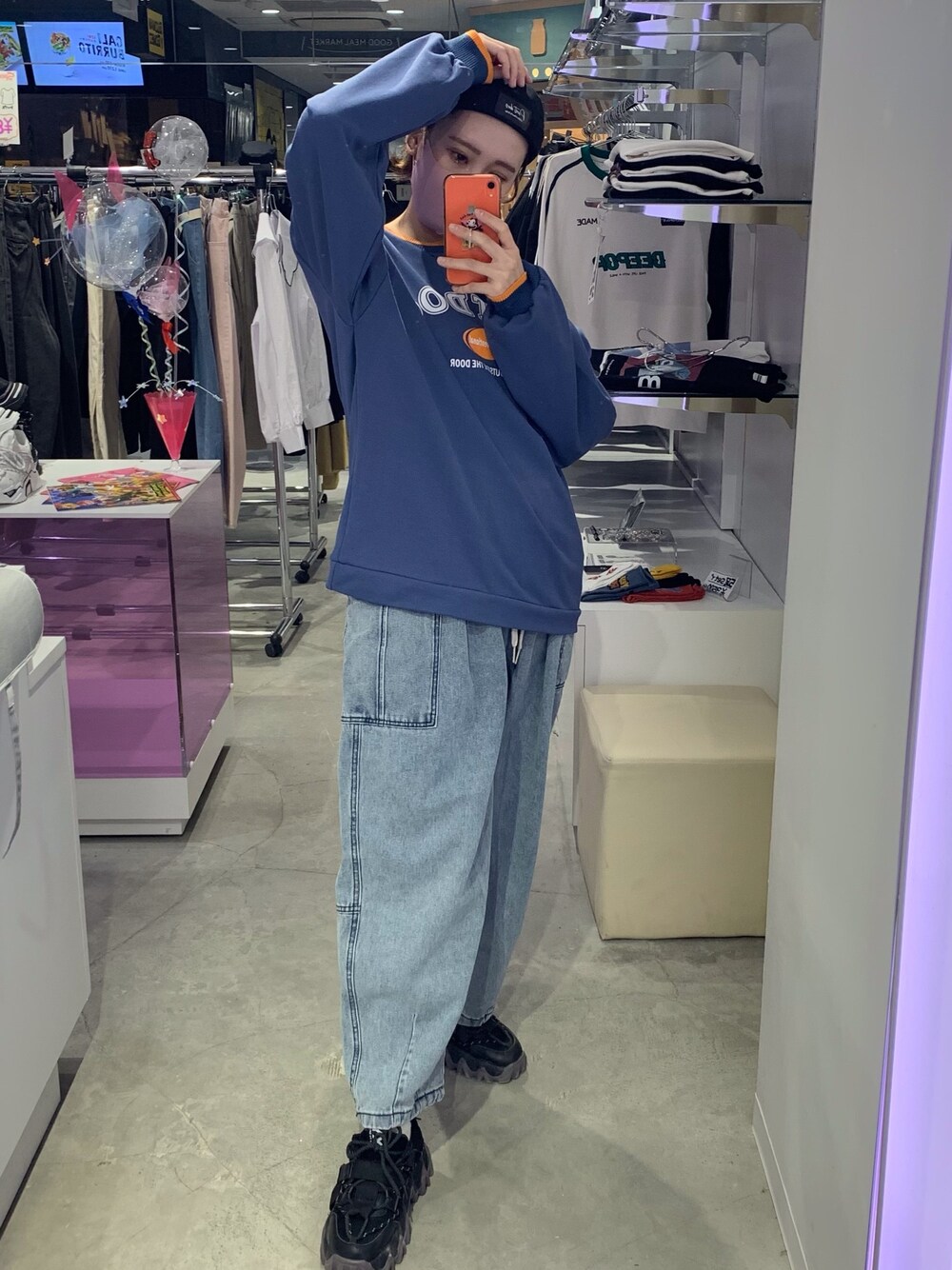 「春カラー、ootd、オーバーサイズ、ゆるコーデ、シンプル、ビーニー、デニムパンツ、ストリート、ダッドスニーカー、pivot_door」｜「PIVOTDOORのアイテム（スウェット、ブルー系）」を使った、pivotdoorlaforetさん（レディース・165cm）の春コーディネートの1枚目の写真