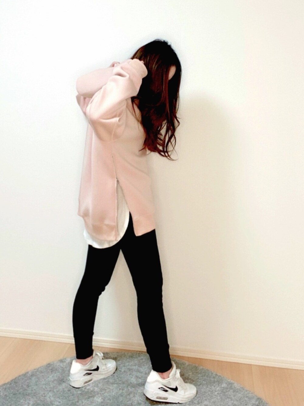 ホワイト系のスニーカー、ブラック系のスウェットパンツ、ホワイト系のTシャツ/カットソーを着用したレディースの冬コーディネートの1枚目の写真