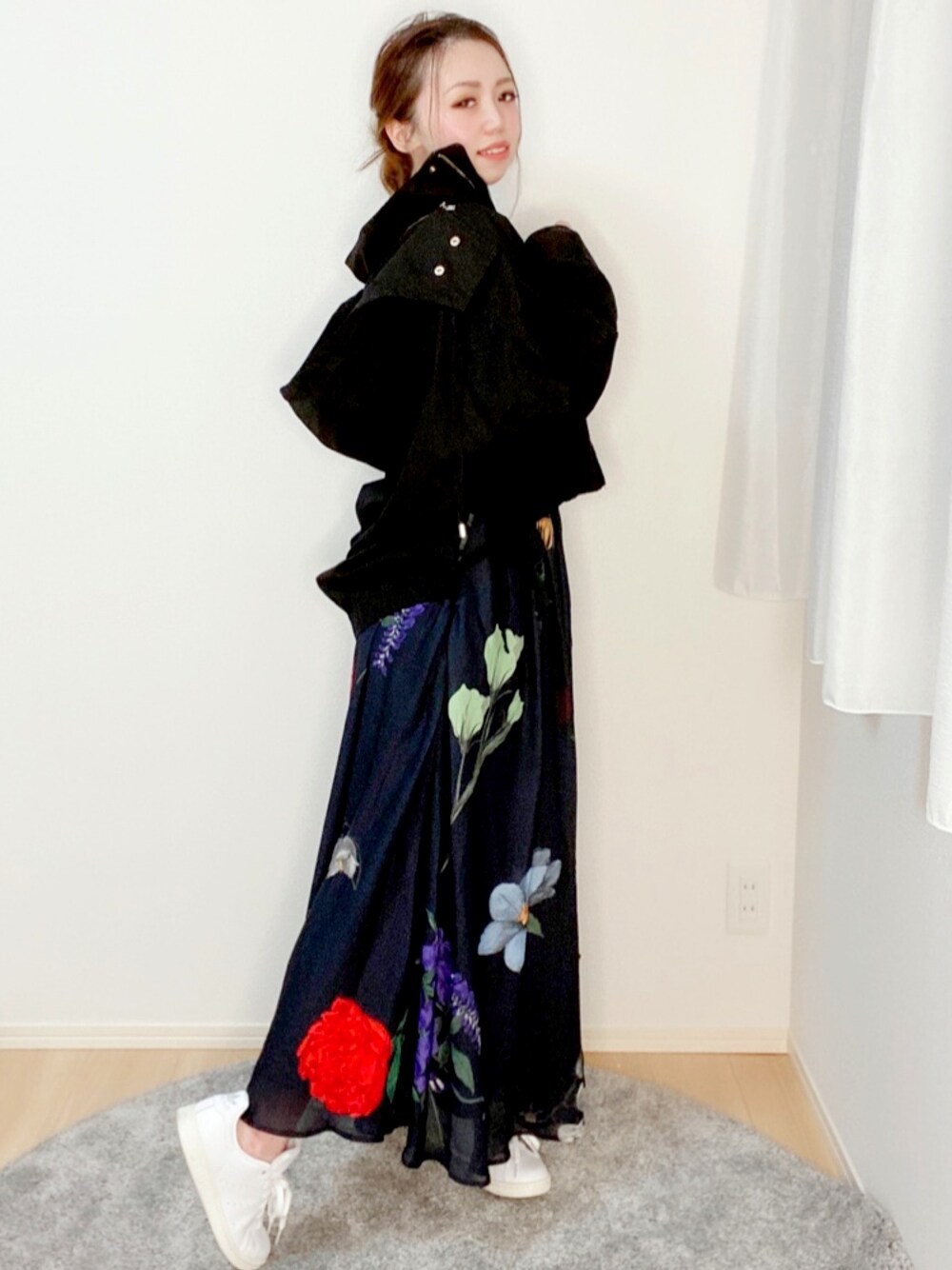 ブラック系のマウンテンパーカー、ブルー系のワンピース/ドレス、ホワイト系のスニーカーを着用したレディースの春コーディネートの1枚目の写真