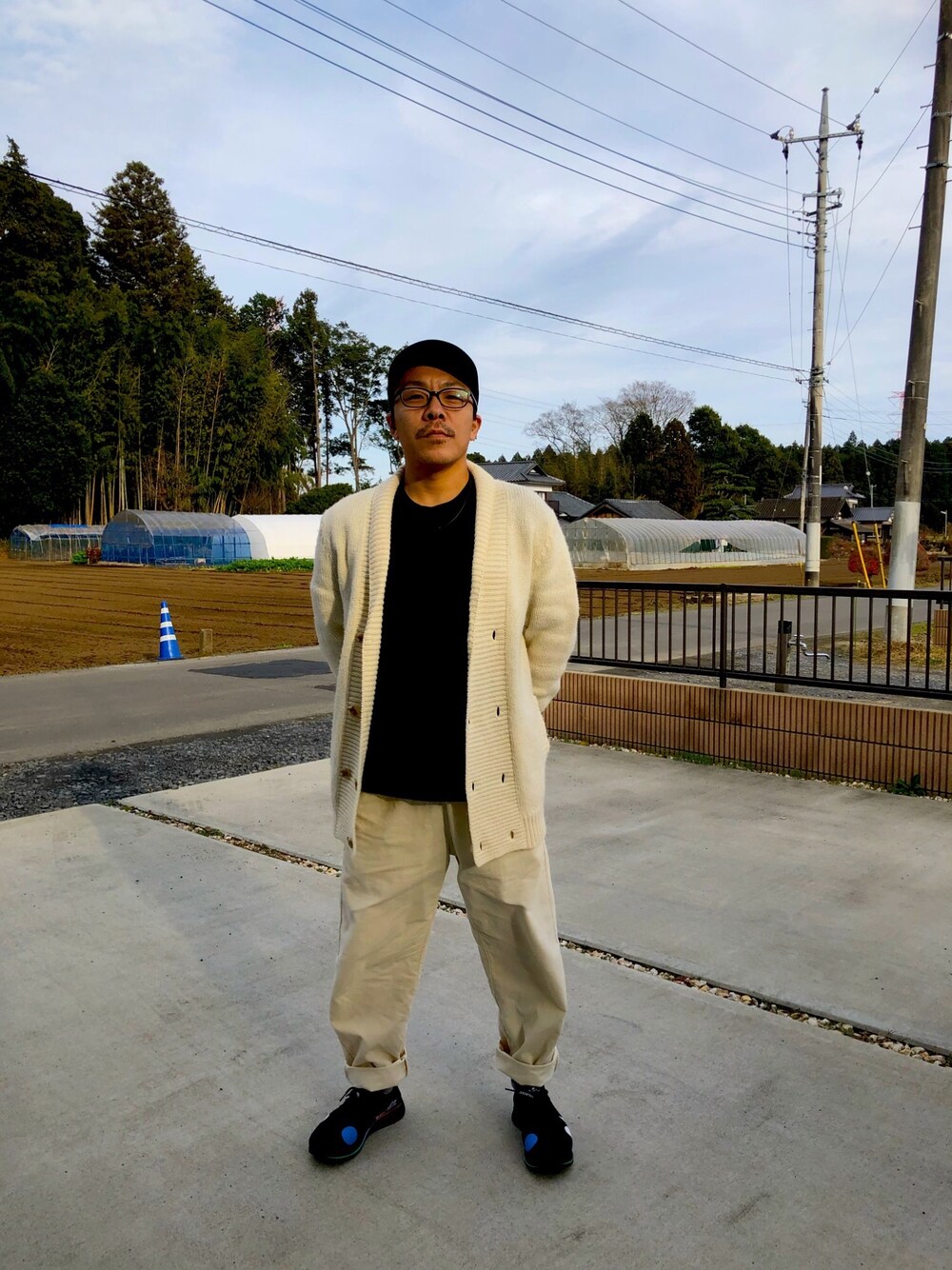 「年末WEAR感謝祭、シンプルコーデ、冬コーデ、お洒落さんとつながりたい、NIKE、オフホワイト、スニーカー好きと繋がりたい」｜「NIKEのアイテム（スニーカー、ブラック系）」を使った、houjunさん（メンズ・160cm）の冬コーディネートの1枚目の写真