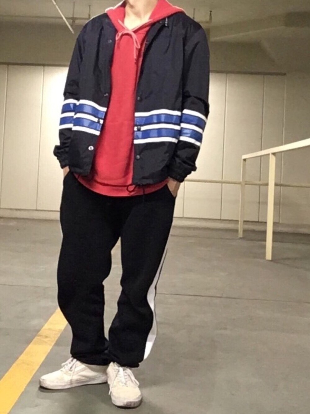 「スポーティ、オーバーサイズ、スウェットパンツ、白スニーカー、オールドスクール、コーチジャケット、パーカー、VANS」｜「UNUSEDのアイテム（パーカー、レッド系）」を使った、ばっさーさん（メンズ・171cm）の冬コーディネートの1枚目の写真