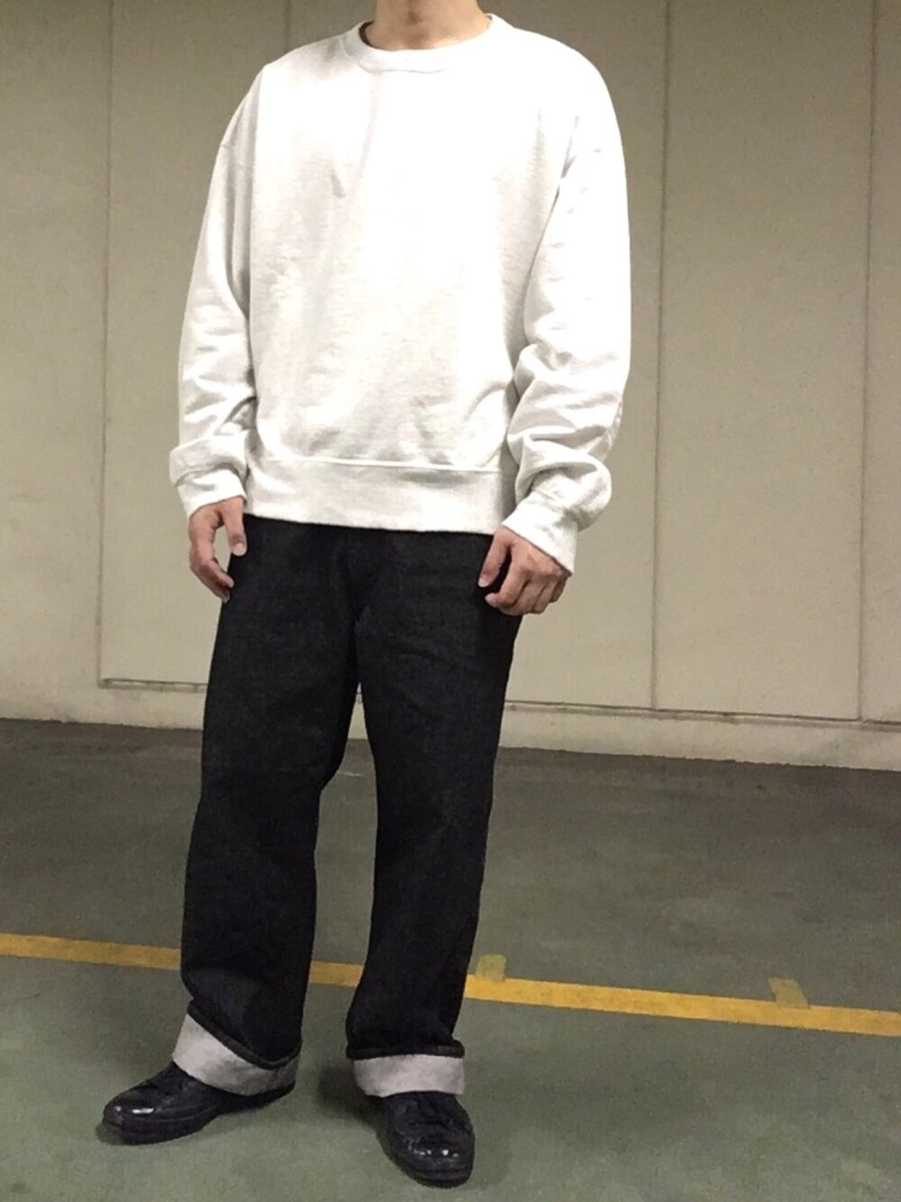 「westoveralls、UNUSED、converse、デニム、スウエット、ハイカットスニーカー」｜「UNUSEDのアイテム（スウェット、ホワイト系）」を使った、ばっさーさん（メンズ・171cm）の春コーディネートの1枚目の写真
