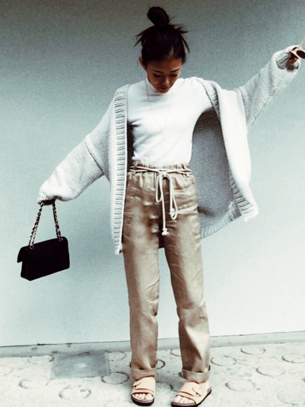 「ootd、ロープベルト、はるコーデ、チノパン、サンダル、カーティガン、オーバーサイズ、ワントーンコーデ、ss17、ETRÉ TOKYO」｜「TODAYFULのコードラフパンツ（その他パンツ、ベージュ系）」を使った、HAL さん（レディース・155cm）の春コーディネートの1枚目の写真