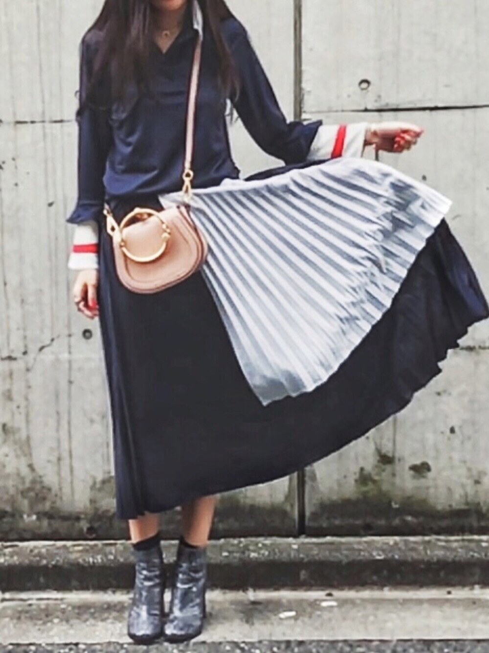 「Ganni、ポロシャツ、マキシスカート、プリーツスカート、チャンキーヒール、ショートブーツ、chloegirls、nile、休日スタイル、きれいめカジュアル」｜「STELLA McCARTNEYのSTELLA MCCARTNEY Block-heel faux-leather ankle boots（ブーツ、グレー系）」を使った、HAL さん（レディース・155cm）の春コーディネートの1枚目の写真