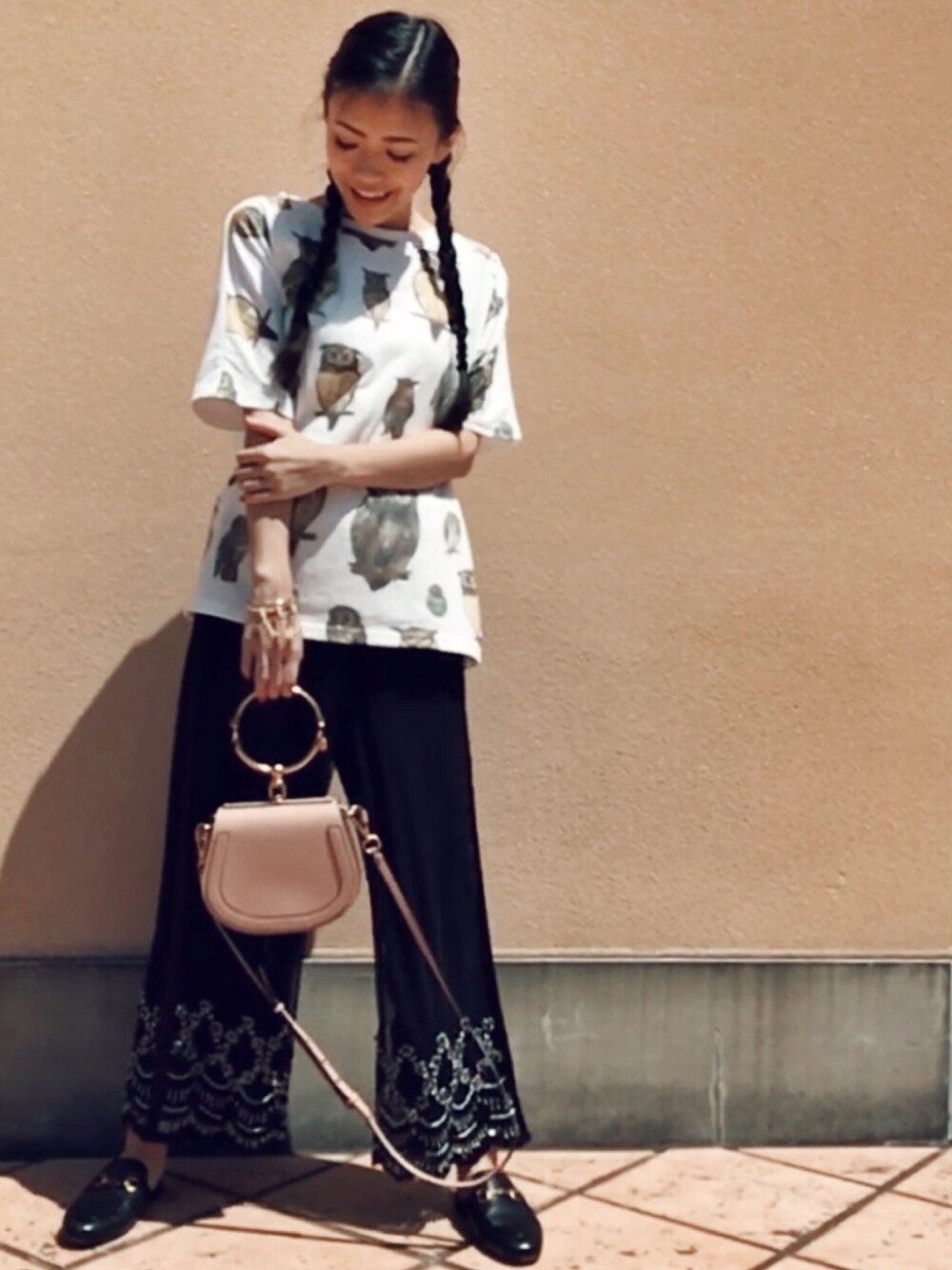 「Tシャツ、オーバーサイズ、Ganni、ミックススタイル、オトナカジュアル、スリッパサンダル、summer、シースルー、ビジュー、chloegirls」｜「gym masterの「『GO OUT』最新号掲載中！」ビッグペイントTee / ハッピーペイントTee（Tシャツ/カットソー、その他）」を使った、HAL さん（レディース・155cm）の春コーディネートの1枚目の写真