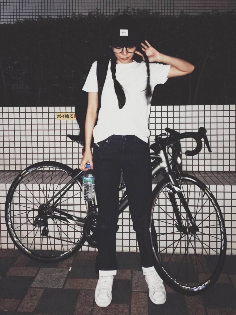 「ゆるコーデ、シンプル、自転車スタイル、ご近所コーデ、hat、casual、白Tシャツ、black and white、めがね、バックパック」｜「JOURNAL STANDARDのHERSCHEL/ハーシェル： Glenwood/キャップ（キャップ、ブラック系）」を使った、HAL さん（レディース・155cm）の夏コーディネートの1枚目の写真