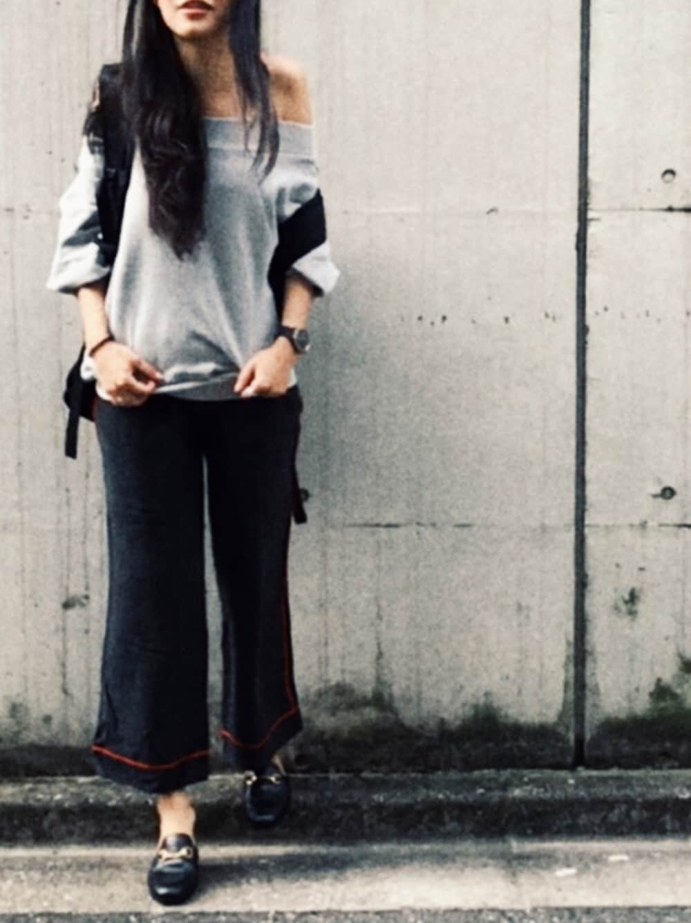 「offshoulder、オフショル、リラックススタイル、バックパック、Ganni、simple、シンプル、ゆったりコーデ、athleisure、AW17」｜「GUCCIのGUCCI Princetown leather backless loafers（シューズ、ブラック系）」を使った、HAL さん（レディース・155cm）の夏コーディネートの1枚目の写真