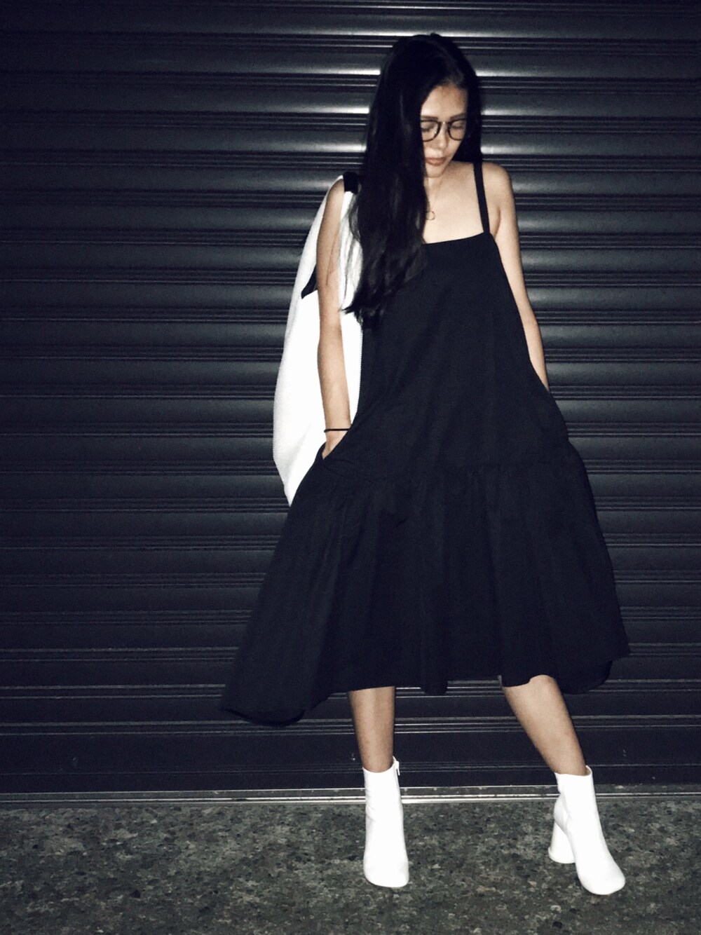 「summer、モノトーン、トートバッグ、aliita、FW17、エコバッグ、シンプル、黒、ワンピース、アンクルブーツ」｜「MM6 Maison MargielaのMM6 Maison Margiela コップヒールブーツ（ブーツ、グレー系）」を使った、HAL さん（レディース・155cm）の夏コーディネートの1枚目の写真