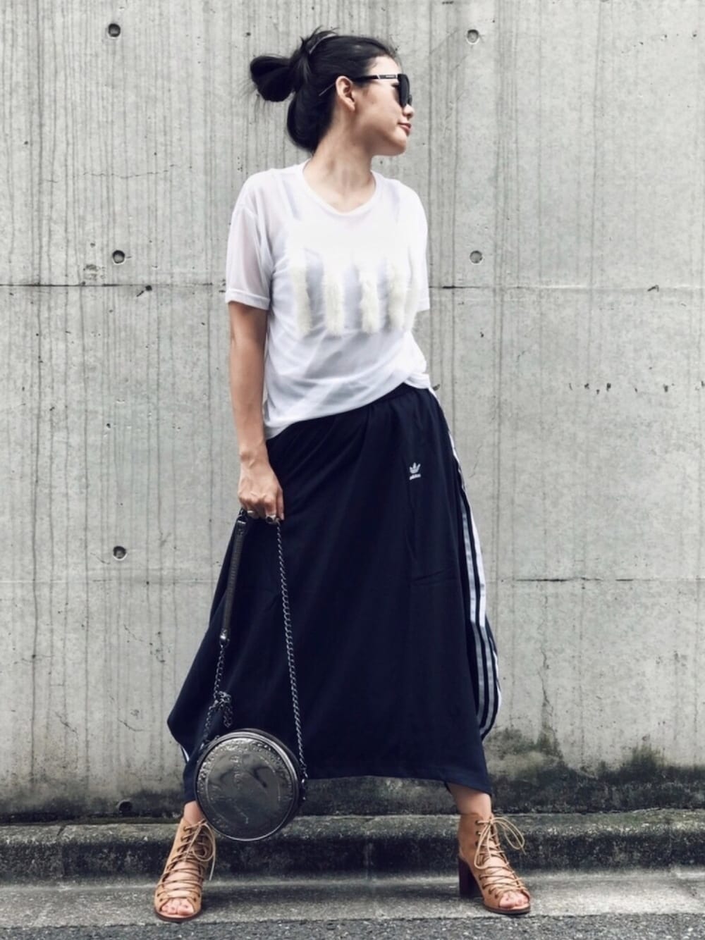 「白Tシャツ、休日コーデ、ラクチンコーデ、サンダル、マキシスカート、オトナカジュアル、スポーツミックス、ファー、ポシェット、夏」｜「Jeffrey Campbellのアイテム（サンダル、ベージュ系）」を使った、HAL さん（レディース・155cm）の夏コーディネートの1枚目の写真