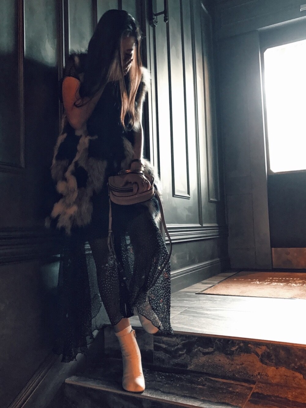 「FW17、ファーベスト、printdress、白ブーツ、秋のコーデ、chloegirls、tulle、チュールスカート、ファー、休日スタイル」｜「MM6 Maison MargielaのMM6 Maison Margiela コップヒールブーツ（ブーツ、グレー系）」を使った、HAL さん（レディース・155cm）の秋コーディネートの1枚目の写真