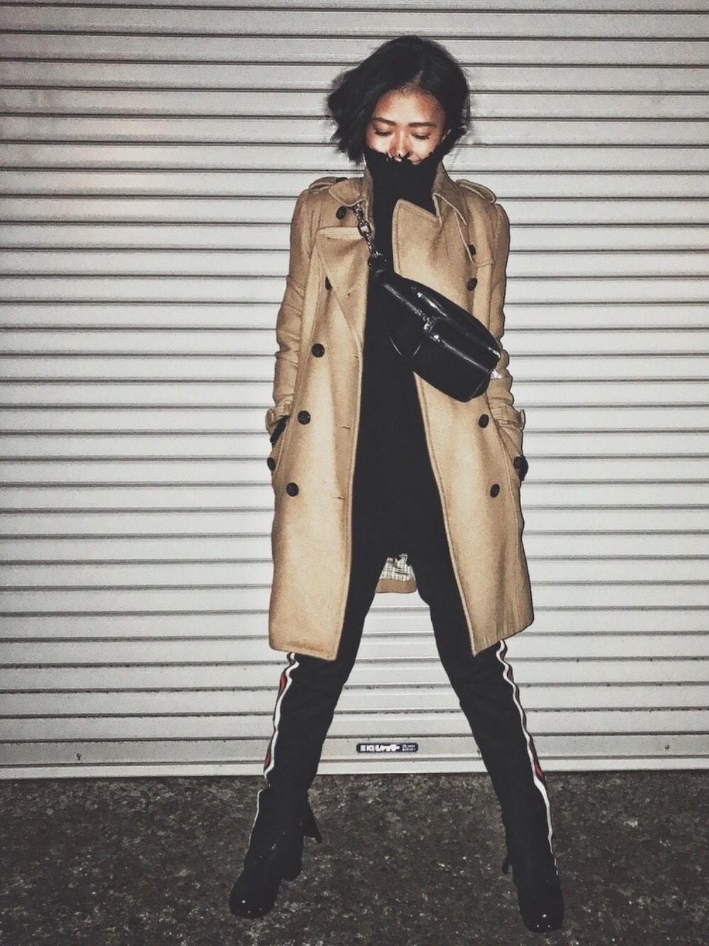 「ニット、ハイネック、トレンチコート、ブーツ、trackpants、ジャージ、fannypack、ウエストポーチ、寒い、ベロア」｜「PERVERZEのアイテム（ニット/セーター、ブラック系）」を使った、HAL さん（レディース・155cm）の秋コーディネートの1枚目の写真