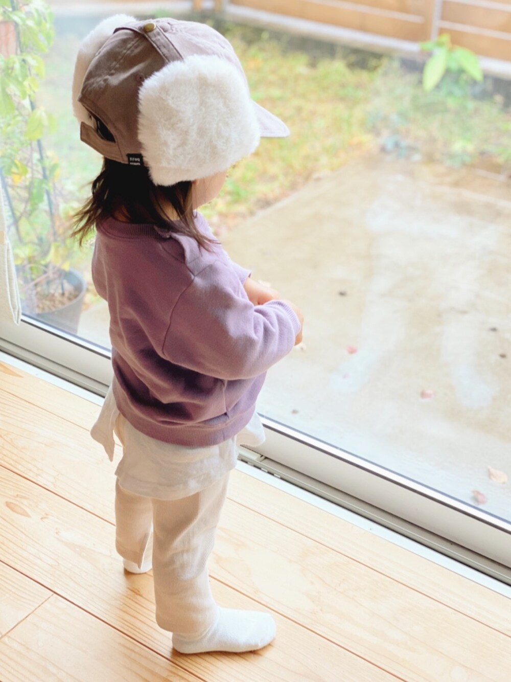 「フライトキャップ、1歳、女の子、トレーナー、重ね着、帽子」｜「devirockのアイテム（スウェット、パープル系）」を使った、manjuさん（キッズ・80cm）の秋コーディネートの1枚目の写真