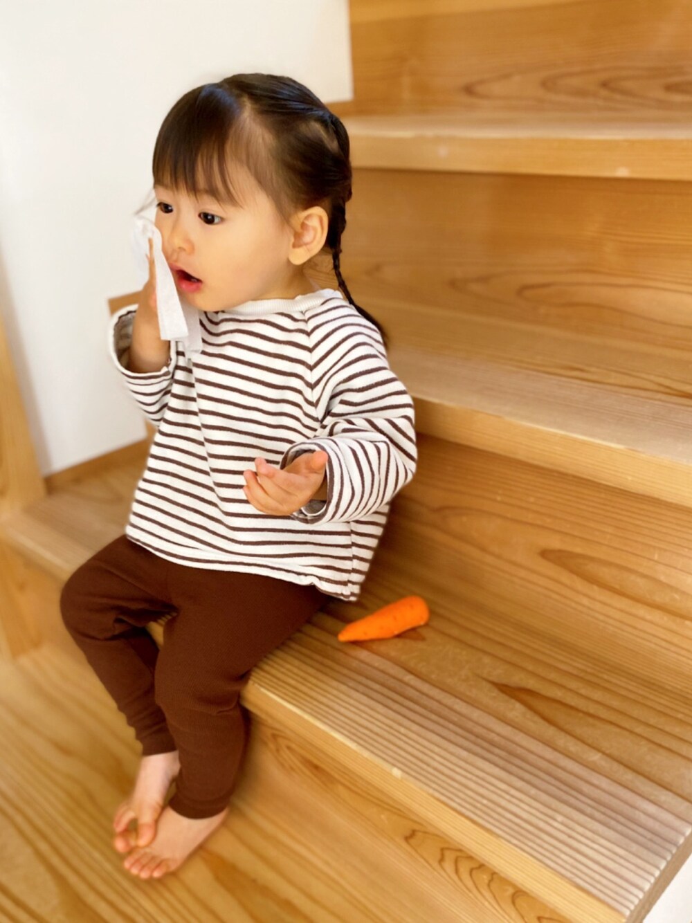 「韓国子供服、1歳、女の子、ブラウンコーデ、ボーダー、シンプル」｜「韓国子供服のアイテム（トップス、ブラウン系）」を使った、manjuさん（キッズ・80cm）の秋コーディネートの1枚目の写真