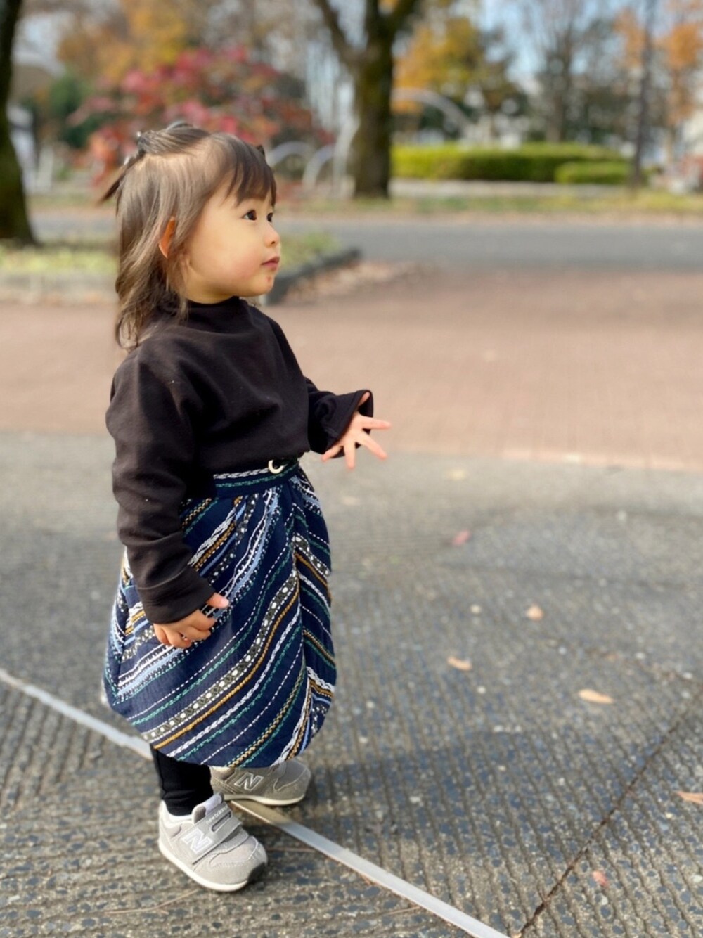 「おんなのこ、1歳、オーバーサイズ、柄スカート、タートルネック、リメイク」｜「BREEZEのアイテム（トップス、ブラック系）」を使った、manjuさん（キッズ・80cm）の冬コーディネートの1枚目の写真