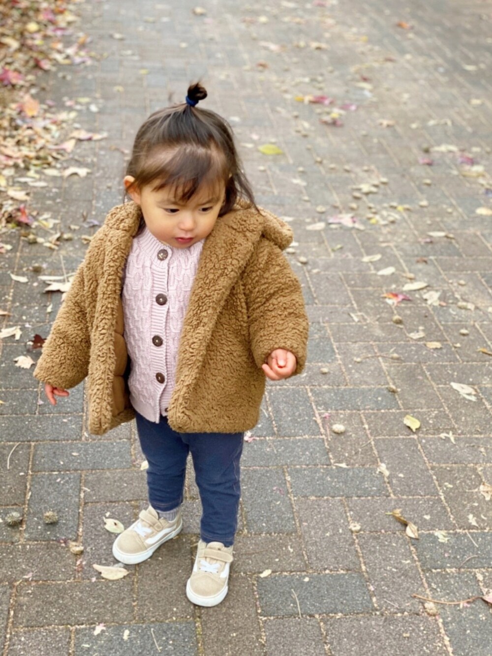 「スニーカーコーデ、1歳、女の子、ボアジャケット、あったかコーデ、モコモコアウター」｜「PETIT BATEAUのアイテム（ジャケット/アウター、ブラウン系）」を使った、manjuさん（キッズ・80cm）の冬コーディネートの1枚目の写真