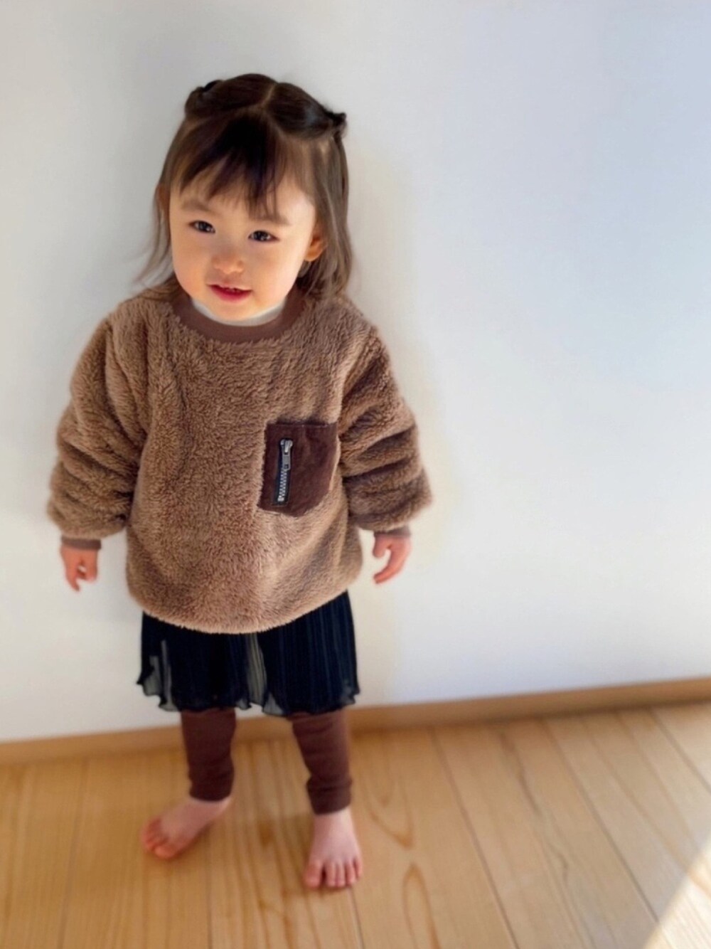 「1歳、女の子、ボア、もこもこ、シースルーワンピース、レギンス、リメイク、ブラウンコーデ、あったかコーデ、モコモコアウター」｜「devirockのアイテム（トップス、ブラウン系）」を使った、manjuさん（キッズ・80cm）の冬コーディネートの1枚目の写真