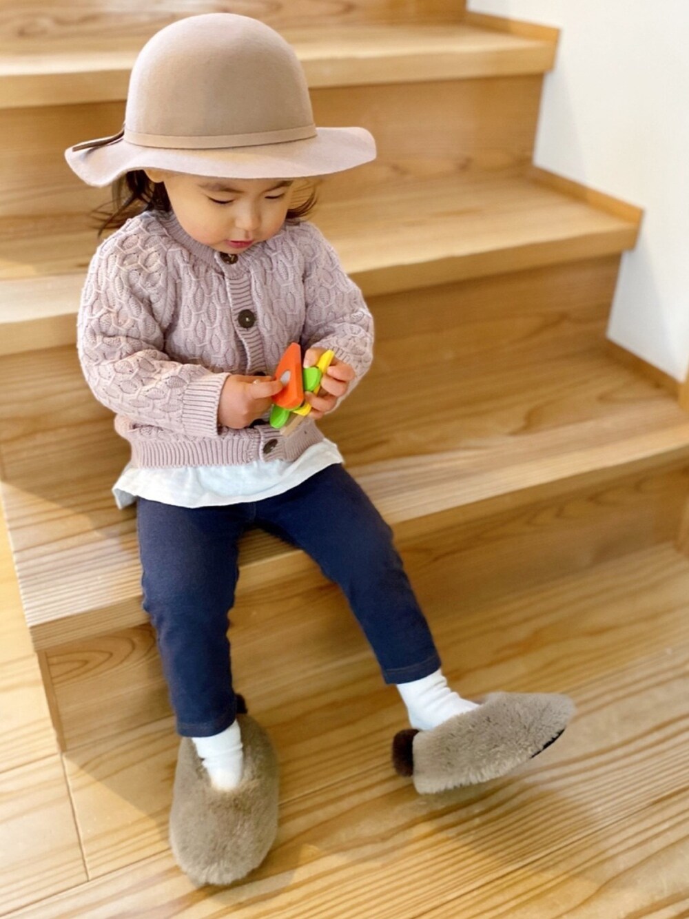 「2歳、おんなのこ、韓国子供服、プチプラ、ハット、くすみカラー、カーディガン」｜「ZARA KIDSのアイテム（帽子、ベージュ系）」を使った、manjuさん（キッズ・80cm）の冬コーディネートの1枚目の写真