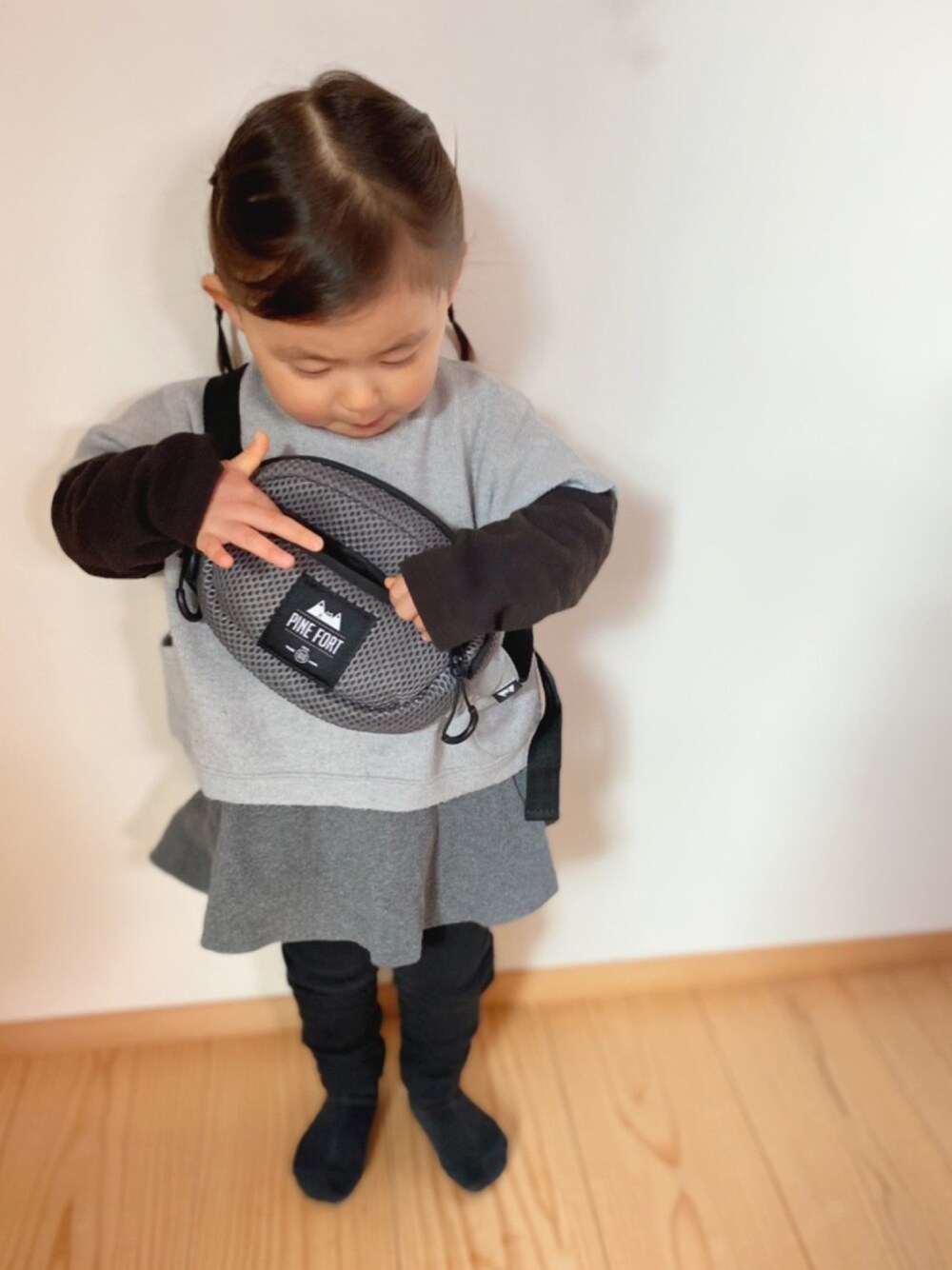 「2歳、おんなのこ、モノトーン、ボディバッグ、スカッツ、ニットベスト、グレー」｜「ZARA KIDSのアイテム（トップス、グレー系）」を使った、manjuさん（キッズ・80cm）の冬コーディネートの1枚目の写真