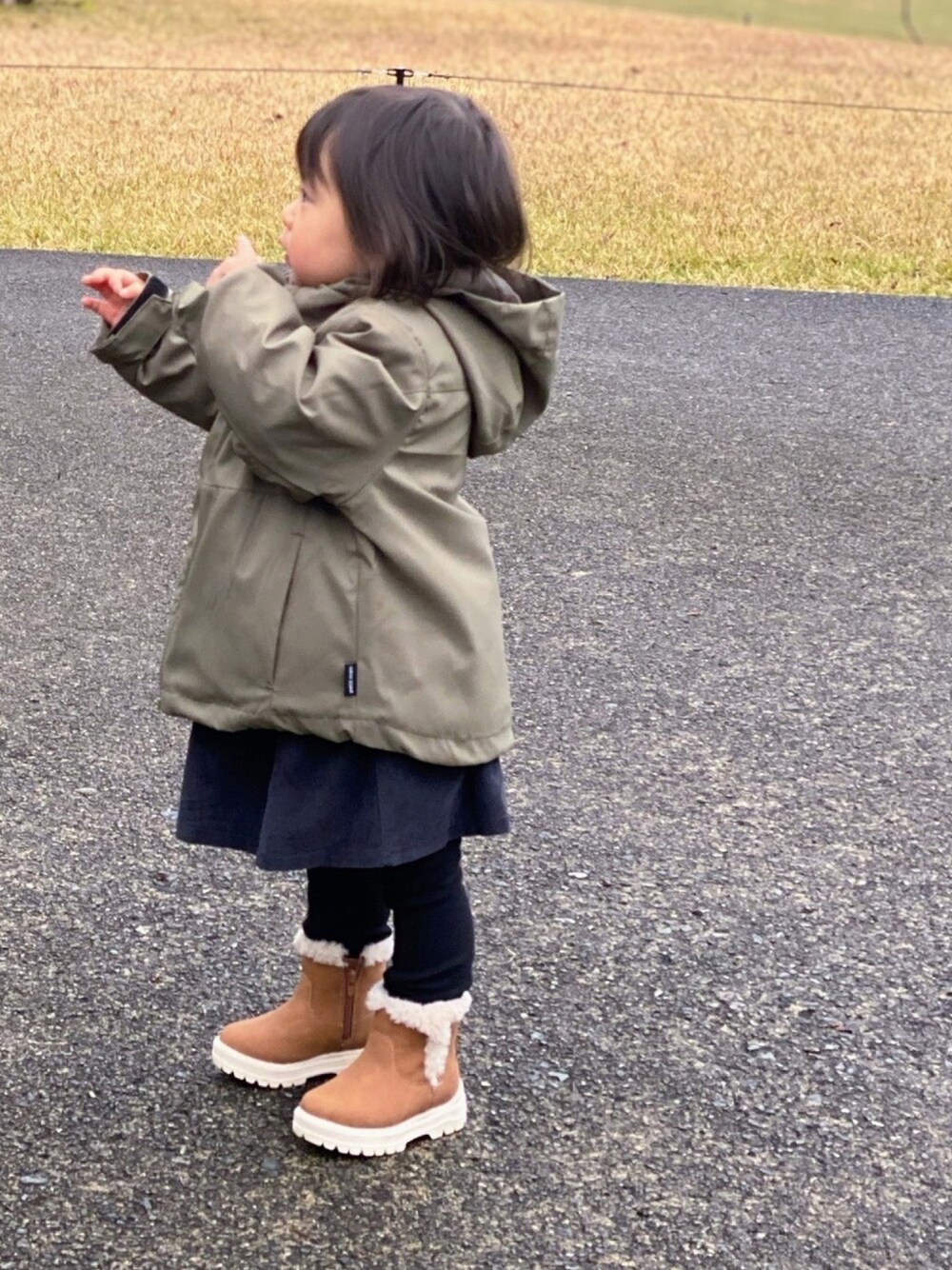 「1歳、女の子、ブーツ、あったかコーデ」｜「petit mainのアイテム（ジャケット/アウター、グリーン系）」を使った、manjuさん（キッズ・80cm）の冬コーディネートの1枚目の写真