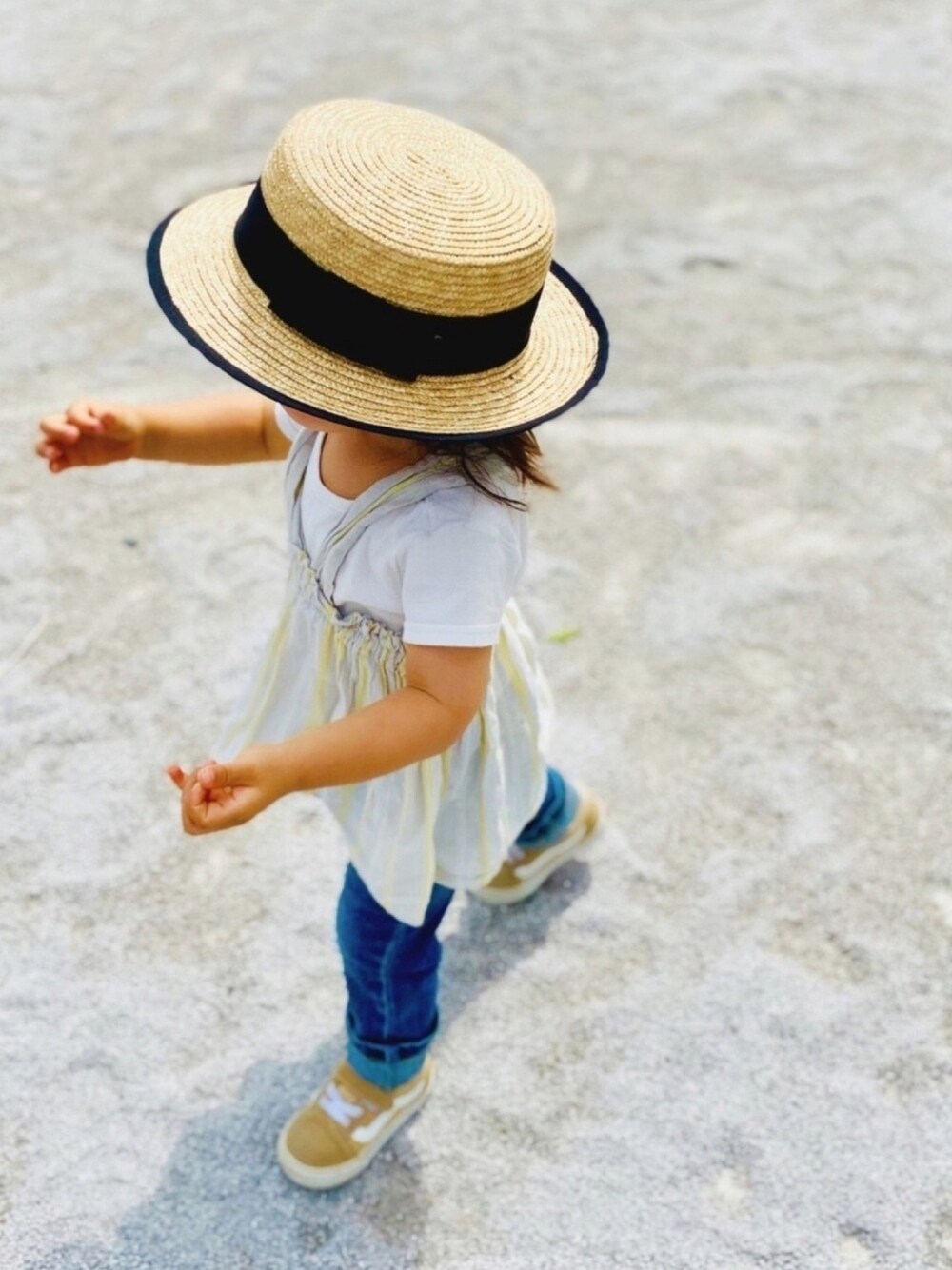 「2歳、女の子、プチプラ、カンカン帽、白Tシャツ、ユニクロ、デニムパンツ」｜「ZARA KIDSのアイテム（帽子、ベージュ系）」を使った、manjuさん（キッズ・90cm）の夏コーディネートの1枚目の写真