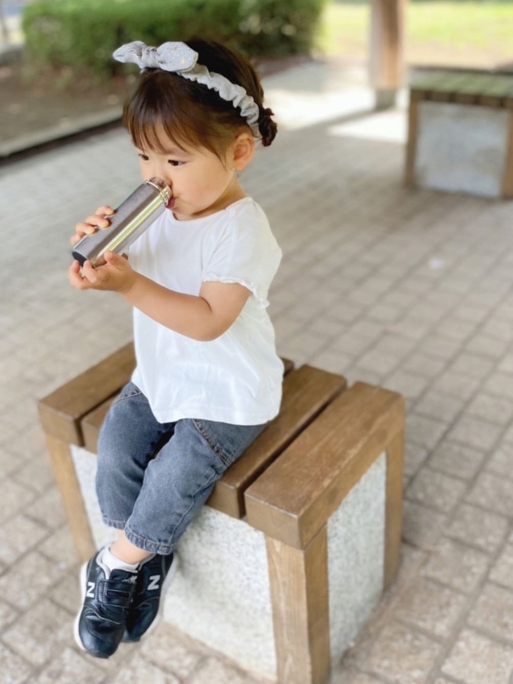 「2歳、女の子、ストリート、モノトーン、シンプル、プチプラ、デニム、白Tシャツ、ユニクロ、デニムパンツ」｜「H&Mのアイテム（ヘアバンド、グレー系）」を使った、manjuさん（キッズ・80cm）の夏コーディネートの1枚目の写真