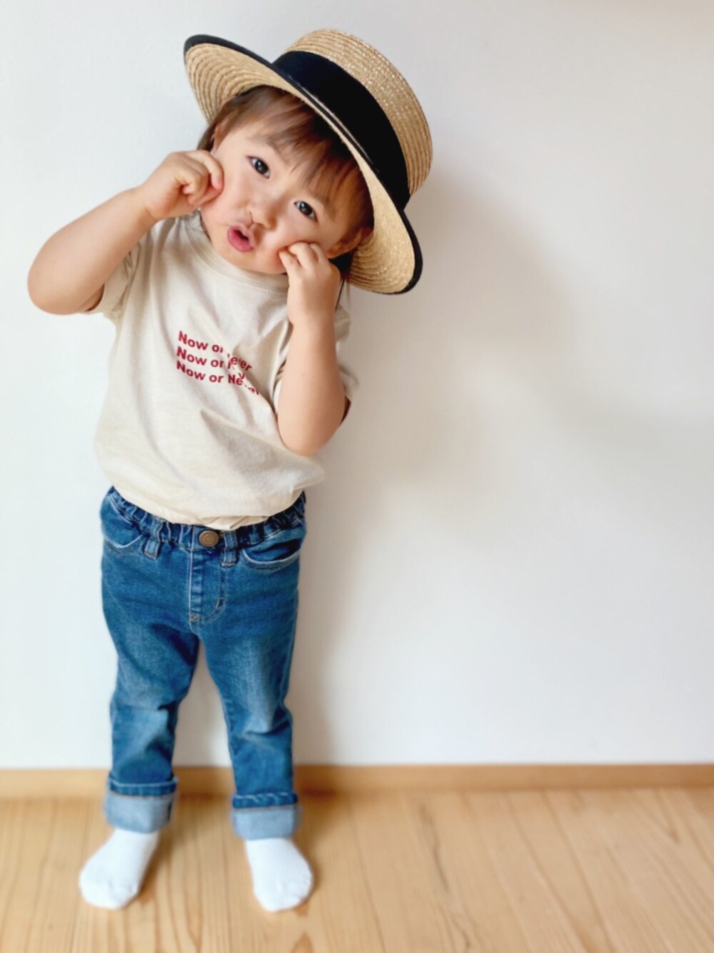 「2歳、女の子、プチプラ、カンカン帽、デニムパンツ、ロゴT、シンプルコーデ」｜「ZARA KIDSのアイテム（帽子、ベージュ系）」を使った、manjuさん（キッズ・90cm）の夏コーディネートの1枚目の写真