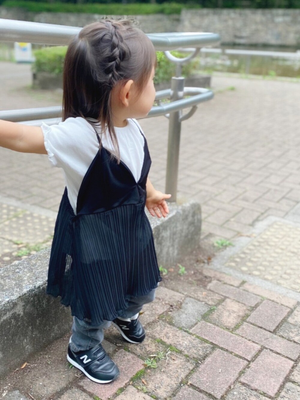「2歳、女の子、モノトーン、リメイク、プチプラ、シンプルコーデ」｜「UNIQLOのアイテム（Tシャツ/カットソー、ホワイト系）」を使った、manjuさん（キッズ・90cm）の夏コーディネートの1枚目の写真