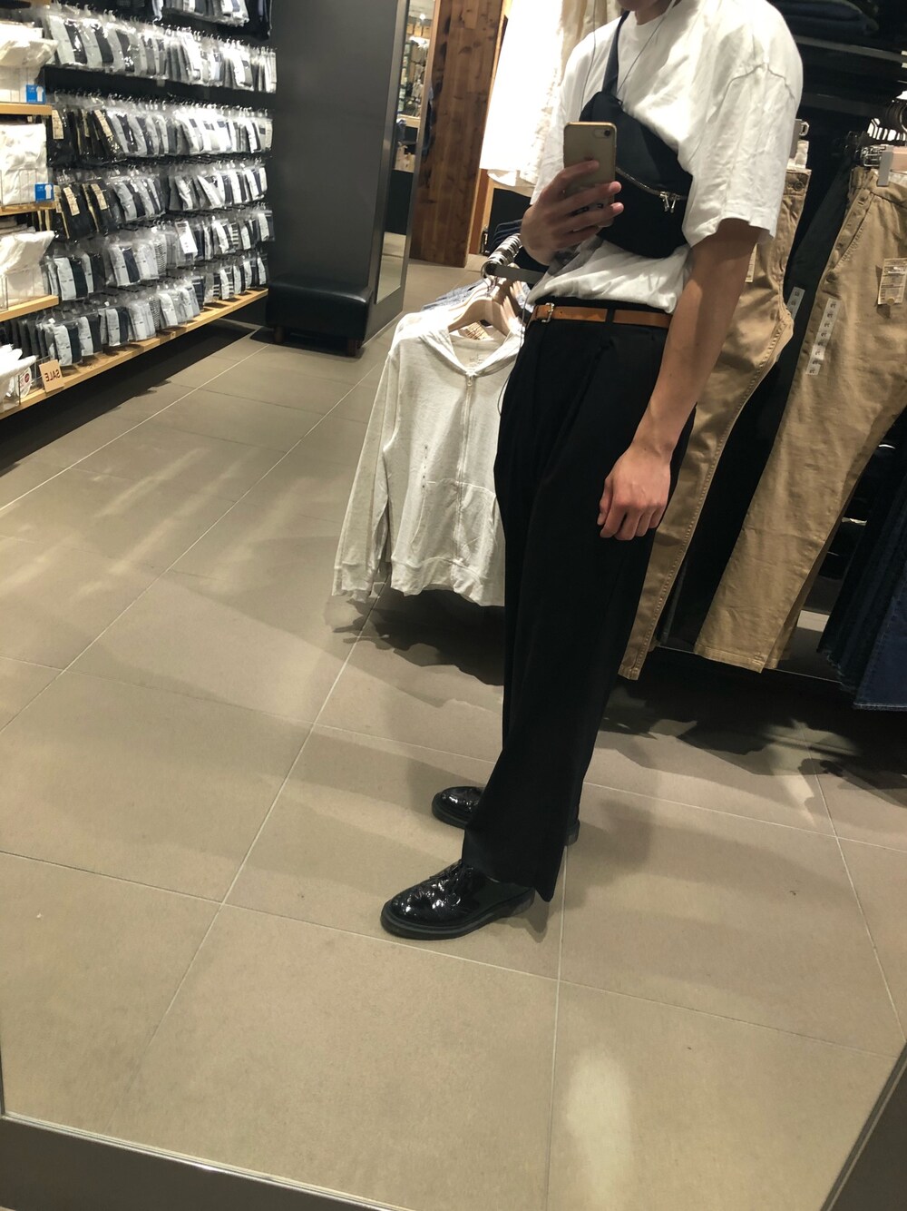 ブラック系のスラックス、ブラック系のドレスシューズ、ブラック系のボディバッグ/ウエストポーチを着用したメンズの夏コーディネートの1枚目の写真