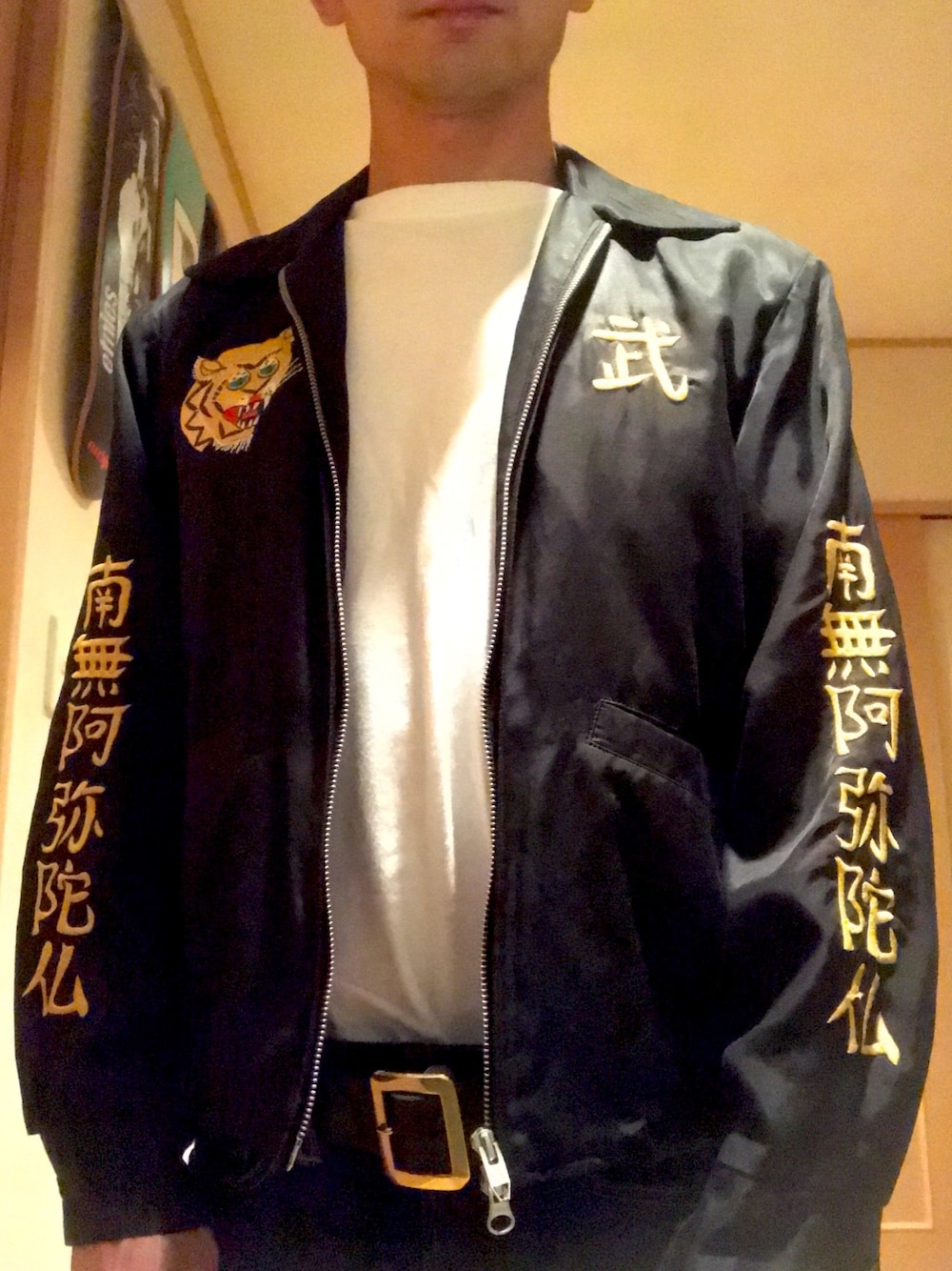 ブルー系のデニムパンツを着用したメンズの夏コーディネートの1枚目の写真