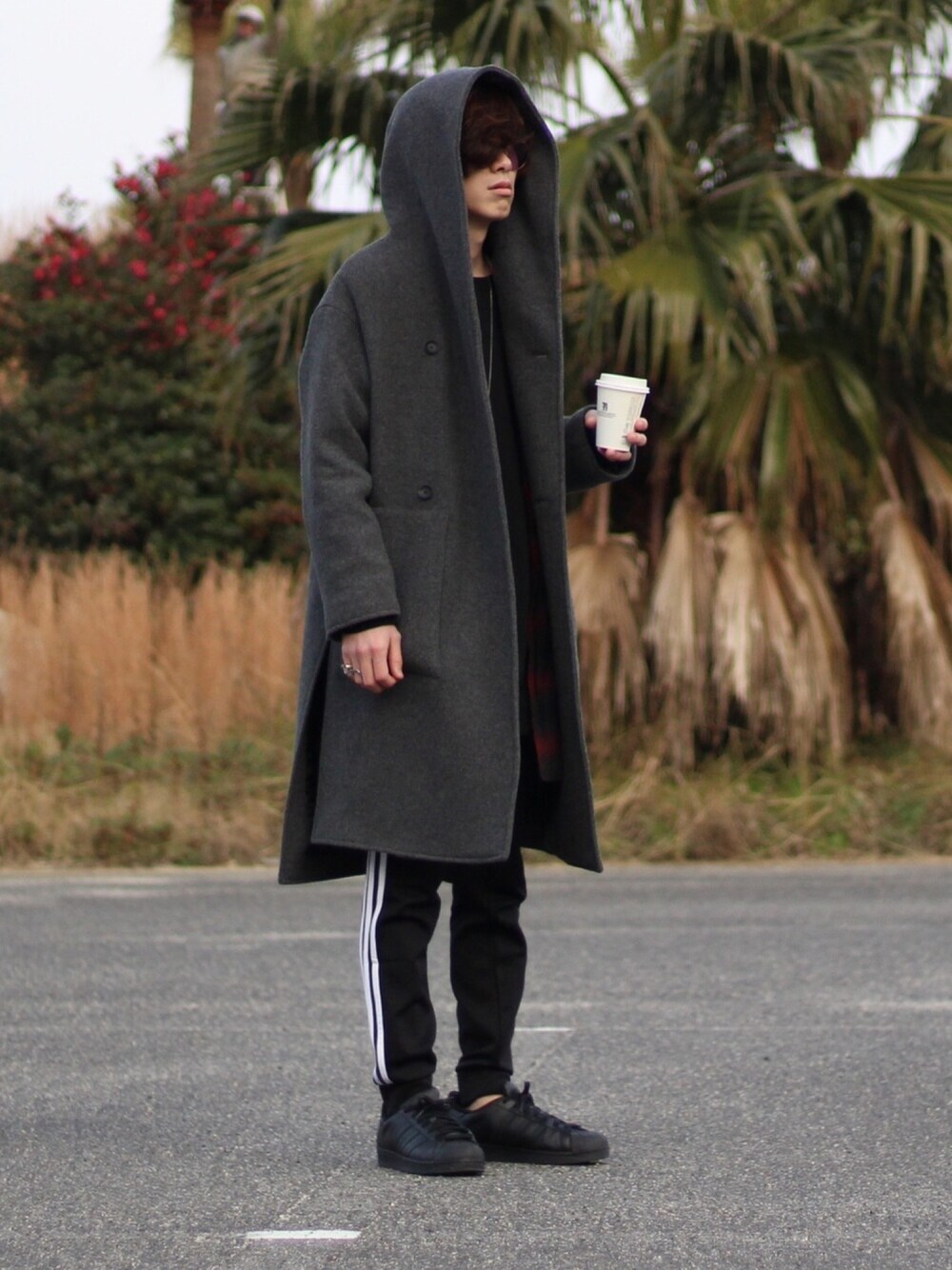 「HARE、フードコート、Adam et Rope'、adidas、adidas originals、ジャージ、A.D.S.R.、サングラス」｜「adidas Originalsの【adicolor】オリジナルス パンツ[SST CUFFED TRACK PANTS]（その他パンツ、ブラック系）」を使った、あすたさん（メンズ・175cm）の冬コーディネートの1枚目の写真