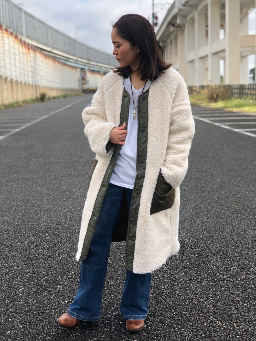 「大人カジュアル、パンツスタイル、カジュアルコーデ、コート、デニム、ootd、AVIREX、AVIREXBelle、ブーツ、冬コーデ」｜「AVIREXのリバーシブル ボア ロングジャケット/ REVERSIBLE BOA LONG JACKET（ステンカラーコート、グリーン系）」を使った、Reiさん（レディース・157cm）の秋コーディネートの1枚目の写真