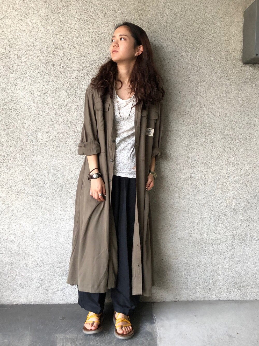 「シンプル、ナチュラル、AVIREX、大人カジュアル、サンダル、大人コーデ、オトナカジュアル、おしゃれさんと繋がりたい、AVIREXBelle、ファッションの力を信じよう」｜「AVIREXのリヨセル タックシャツドレス/ LYOCELL TUCK SHIRT DRESS（シャツワンピース、グリーン系）」を使った、Reiさん（レディース・156cm）の夏コーディネートの1枚目の写真